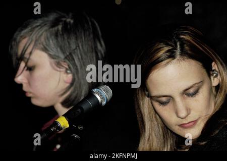 Die Lieben fotografierten im Barfly in Cardiff, Wales, Vereinigtes Königreich. Januar 30 2005. Foto: ROB WATKINS im Bild: Sängerin und Keyboarder Natalia Yanchak (links) und Valerie Jodoin-Keaton (rechts). INFO: The Dears, eine kanadische Indie-Rock-Band, fesseln das Publikum mit üppiger Orchestrierung und emotionalem Songwriting. Unter der Leitung von Murray Lightburn präsentieren ihre Alben wie No Cities Left und Degeneration Street ihren melodischen und introspektiven Sound. Stockfoto