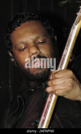 Die Lieben fotografierten im Barfly in Cardiff, Wales, Vereinigtes Königreich. Januar 30 2005. Foto: ROB WATKINS im Bild: Frontmann, Sänger und Gitarrist Murray Lightburn. INFO: The Dears, eine kanadische Indie-Rock-Band, fesseln das Publikum mit üppiger Orchestrierung und emotionalem Songwriting. Unter der Leitung von Murray Lightburn präsentieren ihre Alben wie No Cities Left und Degeneration Street ihren melodischen und introspektiven Sound. Stockfoto