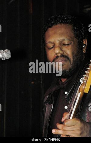 Die Lieben fotografierten im Barfly in Cardiff, Wales, Vereinigtes Königreich. Januar 30 2005. Foto: ROB WATKINS im Bild: Frontmann, Sänger und Gitarrist Murray Lightburn. INFO: The Dears, eine kanadische Indie-Rock-Band, fesseln das Publikum mit üppiger Orchestrierung und emotionalem Songwriting. Unter der Leitung von Murray Lightburn präsentieren ihre Alben wie No Cities Left und Degeneration Street ihren melodischen und introspektiven Sound. Stockfoto