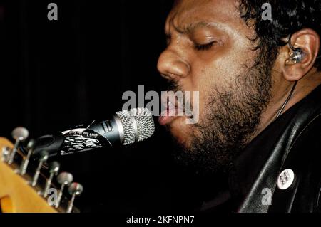 The dears fotografiert auf der Barfly in Cardiff, Wales, Vereinigtes Königreich. Januar 30 2005. Foto: ROB WATKINS im Bild: Frontmann, Sänger und Gitarrist Murray Lightburn Stockfoto