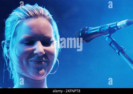 DIDO, RADIO ONE LIVE, 2003: Sänger Dido bei Radio One Live in Coopers Field in Cardiff am 14. September 2003. Foto: ROB WATKINS. INFO: Dido, eine englische Singer-Songwriterin, wurde Anfang der 2000er Jahre mit ihrer gefühlvollen Stimme und ihren introspektiven Texten bekannt. Ihr Debütalbum No Angel und die Hit-Single Thank You machten sie zu einem globalen Erfolg, indem sie Pop- und elektronische Einflüsse mit emotionalem Geschichtenerzählen vermischte. Stockfoto