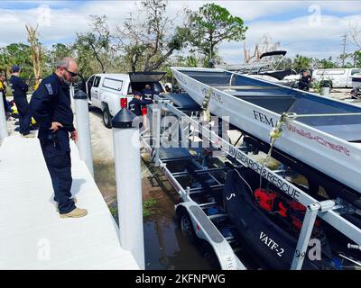 Rotunda, FL (Sept 29, 2022) Bootsteams ein und zwei der FEMA Virginia Task Force 2 beginnen mit der Suche und Rettung auf Palm Island. (FEMA-Foto von Lameen Witter) Stockfoto