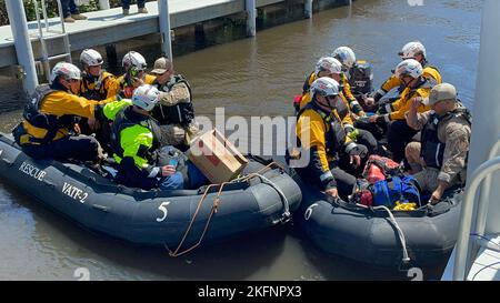 Rotunda, FL (Sept 29, 2022) die Bootsteams eins und zwei der FEMA Virginia Task Force 2 setzen sich ein, um mit der Suche und Rettung auf Palm Island zu beginnen. (FEMA-Foto von Lameen Witter) Stockfoto