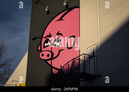 Reykjavik, Island - 10. November 2022: Pink Funny Pig, ein Logo des Bonus Food Market. Stockfoto