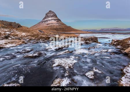 Kirkjufell Landschaft bei Sonnenuntergang, Snæfellsnes Halbinsel, Island Stockfoto