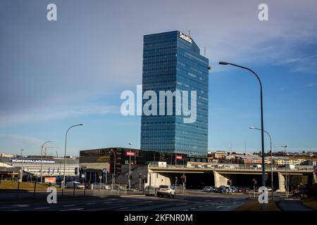 Reykjavik, Island - 10. November 2022: Stadtbild mit einem Wolkenkratzer mit professionellen Netzwerkdiensten von Deloitte. Stockfoto