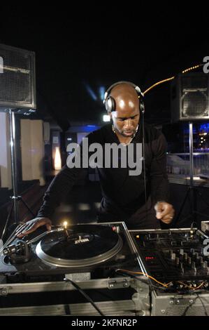 DJ SPOONY, YOUNG, DECKS, MIXER: DJ Spoony von BBC Radio One spielt am 23. September 2004 im 10 Club in Cardiff, Wales, Großbritannien ein Garagenmusik-Set. Foto: ROB WATKINS. INFO: DJ Spoony, ein britischer DJ und Radiomoderator, ist ein Pionier in der britischen Garagenszene. Seine einflussreiche Radioshow und DJ-Sets haben das Genre geprägt und ihm Anerkennung als eine der führenden Persönlichkeiten eingebracht. Stockfoto