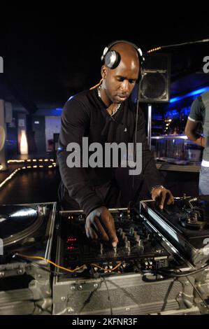 DJ SPOONY, YOUNG, DECKS, MIXER: DJ Spoony von BBC Radio One spielt am 23. September 2004 im 10 Club in Cardiff, Wales, Großbritannien ein Garagenmusik-Set. Foto: ROB WATKINS. INFO: DJ Spoony, ein britischer DJ und Radiomoderator, ist ein Pionier in der britischen Garagenszene. Seine einflussreiche Radioshow und DJ-Sets haben das Genre geprägt und ihm Anerkennung als eine der führenden Persönlichkeiten eingebracht. Stockfoto