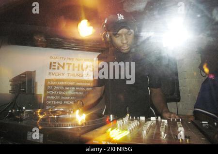 DANNY GABBIDON, FUSSBALLSPIELER, DJ SET, 2003: Walisischer Fußballspieler Danny Gabbidon spielt am 8. November 2003 ein DJ-Set im Moloko Club in Cardiff, Wales, Großbritannien. Bild: ROB WATKINS. Danny Gabbidon, ein walisischer Profifußballer, machte sich einen Namen als vielseitiger Verteidiger für Vereine wie West Ham United und Cardiff City. Außerdem vertrat er 49 Mal die walisische Nationalmannschaft. Stockfoto