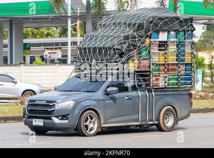 RATCHABURI, THAILAND, 16 2022. NOVEMBER, Ein voll beladener Pick-up fährt eine Stadtstraße entlang Stockfoto