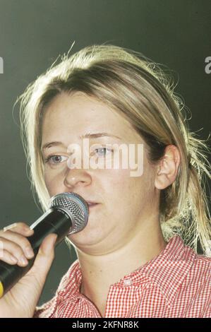 EDITH BOWMAN, YOUNG, 2003: Edith Bowman bei Radio One Live in Coopers Field in Cardiff, 14. September 2003. Foto: ROB WATKINS Stockfoto