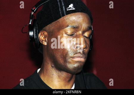 GRANDMASTER FLASH, DJ, KONZERT, 2003: Legendärer DJ Grandmaster Flash beim Homelands Dance Music Festival in Winchester, England, Großbritannien am 24. Mai 2003. Foto: ROB WATKINS. INFO: Grandmaster Flash, ein bahnbrechender DJ- und Hip-Hop-Künstler, revolutionierte Turntablismus und DJ-Techniken. Mit The Furious Five veröffentlichte er „The Message“, einen bahnbrechenden Track, der Rap-Musik transformierte und soziale Themen thematisierte. Flash's Innovationen legten den Grundstein für modernen Hip-Hop und festigten seinen Status als Legende. Stockfoto