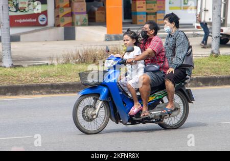 RATCHABURI, THAILAND, NOVEMBER 16 2022, Ein Paar fährt mit einem Mädchen auf einem Motorrad Stockfoto