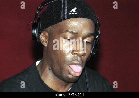 GRANDMASTER FLASH, DJ, KONZERT, 2003: Legendärer DJ Grandmaster Flash beim Homelands Dance Music Festival in Winchester, England, Großbritannien am 24. Mai 2003. Foto: ROB WATKINS. INFO: Grandmaster Flash, ein bahnbrechender DJ- und Hip-Hop-Künstler, revolutionierte Turntablismus und DJ-Techniken. Mit The Furious Five veröffentlichte er „The Message“, einen bahnbrechenden Track, der Rap-Musik transformierte und soziale Themen thematisierte. Flash's Innovationen legten den Grundstein für modernen Hip-Hop und festigten seinen Status als Legende. Stockfoto