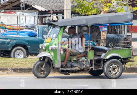 RATCHABURI, THAILAND, NOVEMBER 16 2022, Ein traditionelles Motor-Dreirad-Taxi - Tuk Tuk fährt auf einer Straße Stockfoto