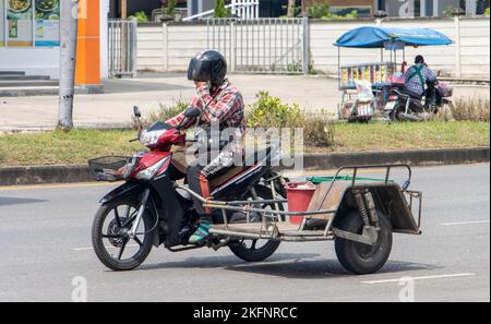 RATCHABURI, THAILAND, NOVEMBER 16 2022, Ein Mann fährt ein Motorrad mit einem Seitenwagen Stockfoto
