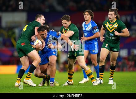 Samoas Josh Papali'i versucht, beim Rugby League-Weltcup-Finale in Old Trafford, Manchester, an Australiens Isaah Yeo (links) vorbei zu kommen. Bilddatum: Samstag, 19. November 2022. Stockfoto