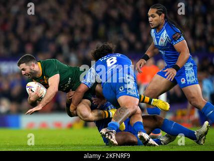 Der Australier James Tedesco (links) wird während des Rugby League World Cup Finales in Old Trafford, Manchester, von Samoas Josh Papali'i angegangen. Bilddatum: Samstag, 19. November 2022. Stockfoto