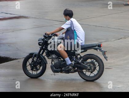 SAMUT PRAKAN, THAILAND, SEP 26 2022, Ein junger Mann fährt ein Motorrad Stockfoto