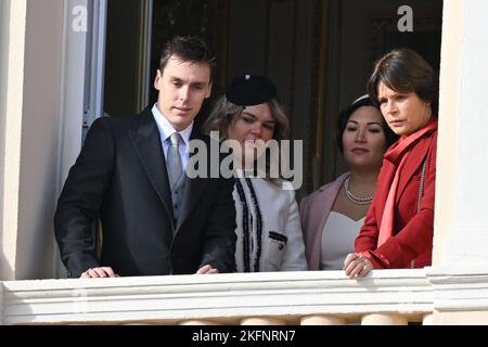 Prinz Albert II. Von Monaco und Prinzessin Charlene mit ihren Kindern Prinz Jacques und Prinzessin Gabriella im Palast von Monaco während der Feierlichkeiten zum Nationalfeiertag am 19. November 2022 in Monaco. (Foto von Lionel Urman/Sipa USA) Stockfoto