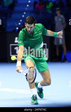 Novak Djokovic aus Serbien kontrolliert den Ball während des Halbfinalmatches zwischen Novak Djokovic aus Serbien und Taylor Fritz aus den USA am siebten Tag des Nitto ATP World Tour Finals in Pala Alpitour am 19. November 2022 in Turin, Italien Stockfoto