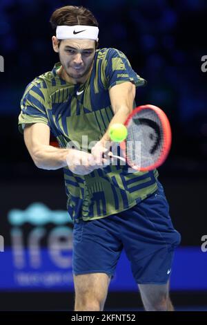 Taylor Fritz aus den USA kontrolliert den Ball während des Halbfinalmatches zwischen Novak Djokovic aus Serbien und Taylor Fritz aus den USA am siebten Tag des Nitto ATP World Tour Finals in Pala Alpitour am 19. November 2022 in Turin, Italien Stockfoto