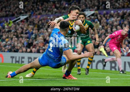 Manchester, Großbritannien. 18.. November 2022. Latrell Mitchell (South Sydney Rabbitohs) aus Australien (8) erzielt den ersten Versuch beim Rugby League World Cup Final 2021-Spiel 2021 zwischen Australien und Samoa im Old Trafford, Manchester, England, am 19. November 2022. Foto von David Horn. Quelle: Prime Media Images/Alamy Live News Stockfoto