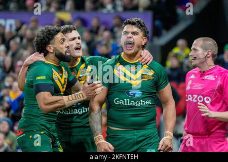 Manchester, Großbritannien. 18.. November 2022. Latrell Mitchell (South Sydney Rabbitohs) aus Australien (8) (rechts) feiert mit Josh Addo-Carr (Canterbury Bankstown Bulldogs) und Nathan Cleary (Penrith Panthers), nachdem er beim Rugby League-Weltcup-Finale 2021 2022 zwischen Australien und Samoa am 19. November 2021 in Old Trafford, Manchester, England, den Eröffnungstrip gewonnen hat. Foto von David Horn. Quelle: Prime Media Images/Alamy Live News Stockfoto