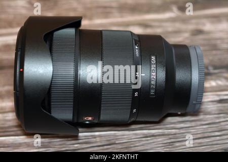 Kairo, Ägypten, Oktober 20 2022: Sony E-Mount FE 24-70mm F2,8 GM Objektiv SEL2470GM mit konstantem F2,8 24-70mm Zoom und einer beispiellosen Verbindung von High-Reso Stockfoto