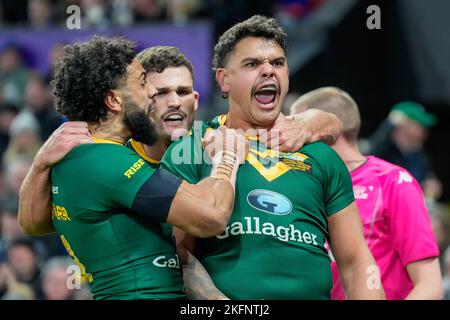 Manchester, Großbritannien. 18.. November 2022. Latrell Mitchell (South Sydney Rabbitohs) aus Australien (8) (rechts) feiert mit Josh Addo-Carr (Canterbury Bankstown Bulldogs) und Nathan Cleary (Penrith Panthers), nachdem er beim Rugby League-Weltcup-Finale 2021 2022 zwischen Australien und Samoa am 19. November 2021 in Old Trafford, Manchester, England, den Eröffnungstrip gewonnen hat. Foto von David Horn. Quelle: Prime Media Images/Alamy Live News Stockfoto