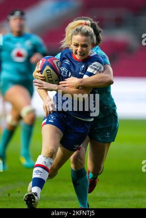 Bristol, Großbritannien. 03.. Juli 2022. Bristol, England, November 19. 2022: Lucy Burgess (9 Bristol Bears) wird beim Allianz Premier 15s Rugby-Spiel zwischen Bristol Bears und Wespen am Ashton Gate in Bristol, England, angegangen. (James Whitehead/SPP) Quelle: SPP Sport Press Foto. /Alamy Live News Stockfoto