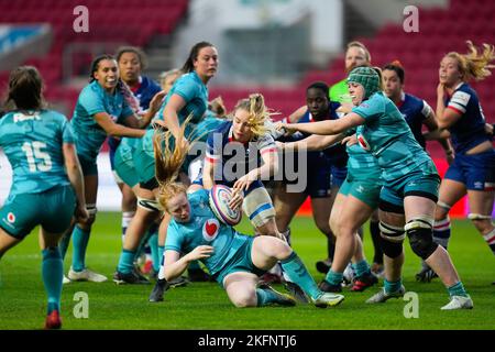 Bristol, Großbritannien. 03.. Juli 2022. Bristol, England, November 19. 2022: Alex Wilkinson (9 Wespen) wird beim Allianz Premier 15s Rugby-Spiel zwischen Bristol Bears und Wespen am Ashton Gate in Bristol, England, angegangen. (James Whitehead/SPP) Quelle: SPP Sport Press Foto. /Alamy Live News Stockfoto