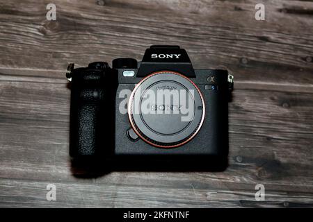 Kairo, Ägypten, Oktober 20 2022: Spiegellose professionelle Vollformat-Digitalkamera Sony Alpha A7s iii mit Exmor R BSI CMOS Sensor, 12 MP, UHD 4K 1 Stockfoto