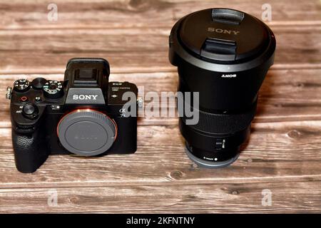 Kairo, Ägypten, Oktober 20 2022: Spiegellose professionelle Vollformat-Digitalkamera Sony Alpha A7s iii mit Sony FE 24-70mm Zoom F2,8 GM Objektiv mit einem Stockfoto