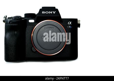 Kairo, Ägypten, Oktober 20 2022: Spiegellose professionelle Vollformat-Digitalkamera Sony Alpha A7s iii mit Exmor R BSI CMOS Sensor, 12 MP, UHD 4K 1 Stockfoto
