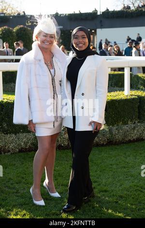 Ascot, Großbritannien. 19.. November 2022. Joanne Burke, Inhaberin von Chanelle Pharma, Sponsor des Chanelle Pharma 1965 Steeple Chase und Mother to Lady Chanelle McCoy hat ein Foto auf der Ascot Racecourse mit Khadijah Mellah aus Peckham, der als erster britischer Hijab mit Jockey in einem wettbewerbsorientierten britischen Pferderennen Geschichte geschrieben hat. Obwohl sie neu im Pferderennen ist, gewann sie den Magnolia Cup auf ihrem Mount Haverland in Goodwood. Ihre Geschichte war Thema der Fernsehdokumentation Riding the Dream First Broadcast am 16. November 2019 Credit: Maureen McLean/Alamy Live News Stockfoto