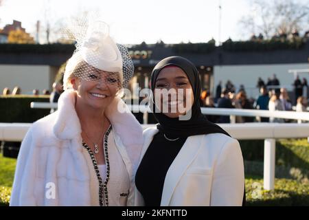 Ascot, Großbritannien. 19.. November 2022. Joanne Burke, Inhaberin von Chanelle Pharma, Sponsor des Chanelle Pharma 1965 Steeple Chase und Mother to Lady Chanelle McCoy hat ein Foto auf der Ascot Racecourse mit Khadijah Mellah aus Peckham, der als erster britischer Hijab mit Jockey in einem wettbewerbsorientierten britischen Pferderennen Geschichte geschrieben hat. Obwohl sie neu im Pferderennen ist, gewann sie den Magnolia Cup auf ihrem Mount Haverland in Goodwood. Ihre Geschichte war Thema der Fernsehdokumentation Riding the Dream First Broadcast am 16. November 2019 Credit: Maureen McLean/Alamy Live News Stockfoto