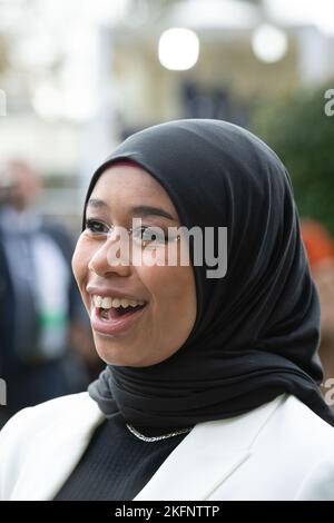 Ascot, Großbritannien. 19.. November 2022. Khadijah Mellah bei Ascot Races heute. Khadijah aus Peckham machte Geschichte als erster britischer Hijab, der Jockey in einem konkurrierenden britischen Pferderennen trug. Obwohl sie neu im Pferderennen ist, gewann sie den Magnolia Cup auf ihrem Mount Haverland in Goodwood. Ihre Geschichte war Gegenstand der Fernsehdokumentation Riding the Dream First, die am 16. November 2019 ausgestrahlt wurde. Quelle: Maureen McLean/Alamy Live News Stockfoto