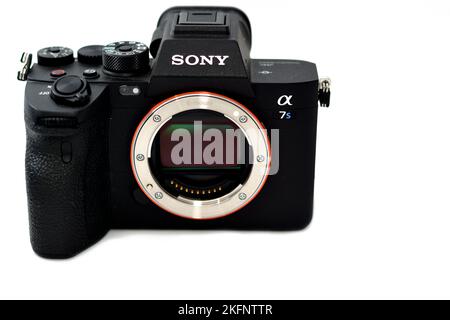 Kairo, Ägypten, Oktober 20 2022: Spiegellose professionelle Vollformat-Digitalkamera Sony Alpha A7s iii mit Exmor R BSI CMOS Sensor, 12 MP, UHD 4K 1 Stockfoto