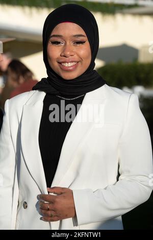 Ascot, Großbritannien. 19.. November 2022. Khadijah Mellah bei Ascot Races heute. Khadijah aus Peckham machte Geschichte als erster britischer Hijab, der Jockey in einem konkurrierenden britischen Pferderennen trug. Obwohl sie neu im Pferderennen ist, gewann sie den Magnolia Cup auf ihrem Mount Haverland in Goodwood. Ihre Geschichte war Gegenstand der Fernsehdokumentation Riding the Dream First, die am 16. November 2019 ausgestrahlt wurde. Quelle: Maureen McLean/Alamy Live News Stockfoto