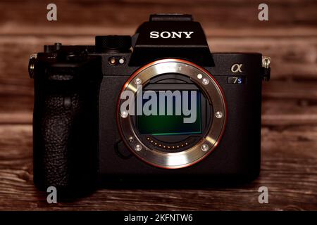 Kairo, Ägypten, Oktober 20 2022: Spiegellose professionelle Vollformat-Digitalkamera Sony Alpha A7s iii mit Exmor R BSI CMOS Sensor, 12 MP, UHD 4K 1 Stockfoto