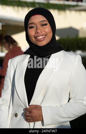 Ascot, Großbritannien. 19.. November 2022. Khadijah Mellah bei Ascot Races heute. Khadijah aus Peckham machte Geschichte als erster britischer Hijab, der Jockey in einem konkurrierenden britischen Pferderennen trug. Obwohl sie neu im Pferderennen ist, gewann sie den Magnolia Cup auf ihrem Mount Haverland in Goodwood. Ihre Geschichte war Gegenstand der Fernsehdokumentation Riding the Dream First, die am 16. November 2019 ausgestrahlt wurde. Quelle: Maureen McLean/Alamy Live News Stockfoto