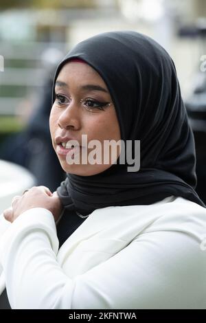 Ascot, Großbritannien. 19.. November 2022. Khadijah Mellah bei Ascot Races heute. Khadijah aus Peckham machte Geschichte als erster britischer Hijab, der Jockey in einem konkurrierenden britischen Pferderennen trug. Obwohl sie neu im Pferderennen ist, gewann sie den Magnolia Cup auf ihrem Mount Haverland in Goodwood. Ihre Geschichte war Gegenstand der Fernsehdokumentation Riding the Dream First, die am 16. November 2019 ausgestrahlt wurde. Quelle: Maureen McLean/Alamy Live News Stockfoto