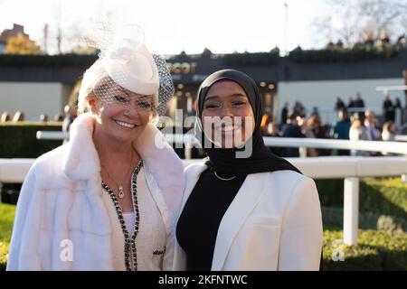 Ascot, Großbritannien. 19.. November 2022. Joanne Burke, Inhaberin von Chanelle Pharma, Sponsor des Chanelle Pharma 1965 Steeple Chase und Mother to Lady Chanelle McCoy hat ein Foto auf der Ascot Racecourse mit Khadijah Mellah aus Peckham, der als erster britischer Hijab mit Jockey in einem wettbewerbsorientierten britischen Pferderennen Geschichte geschrieben hat. Obwohl sie neu im Pferderennen ist, gewann sie den Magnolia Cup auf ihrem Mount Haverland in Goodwood. Ihre Geschichte war Thema der Fernsehdokumentation Riding the Dream First Broadcast am 16. November 2019 Credit: Maureen McLean/Alamy Live News Stockfoto