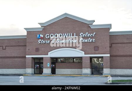 Houston, Texas USA 11-11-2022: Goodwill Select Storefront and parking lot in Houston, TX. Non-Profit-Organisation gegründet im Jahr 1902. Stockfoto