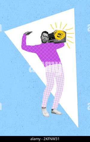 Vertikale kreative Collage Foto von lustigen positiven cool Kerl halten Boombox auf der Schulter Musik auf blauem Hintergrund isoliert hören Stockfoto