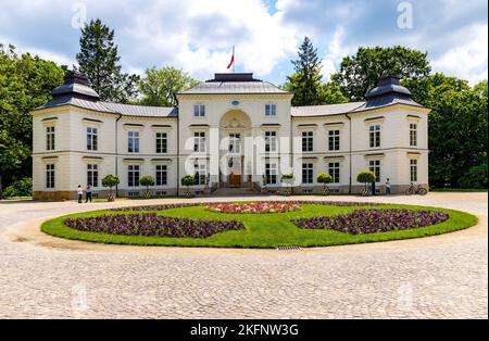 Warschau, Polen - 10. Juni 2022: Historischer Rokoko- und neoklassizistischer Myslewicki-Palast im Königlichen Bad Lazienki Krolewskie-Park im Stadtteil Ujazdow Stockfoto