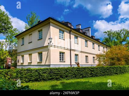 Warschau, Polen - 10. Juni 2022: Historisches Jagd- und Reitmuseum in den Königlichen Bädern Lazienki Krolewskie Park im Stadtteil Ujazdow in Warschau Stockfoto