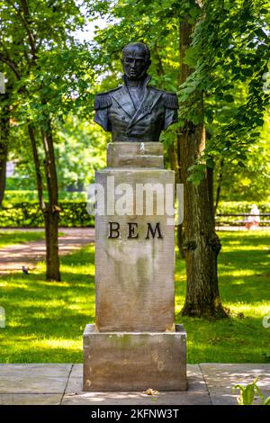 Warschau, Polen - 10. Juni 2022: Statue des Militärgenerals Jozef Bem aus dem 19. Jahrhundert von Bohdan Święcicki im Lazienki Krolewskie Park Stockfoto
