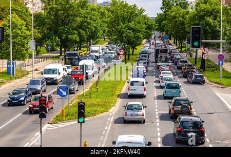 Warschau, Polen - 10. Juni 2022: Starker Hauptverkehrsverkehr auf der Straße Czerniakowska durch den Warschauer Stadtteil Czerniakow Stockfoto